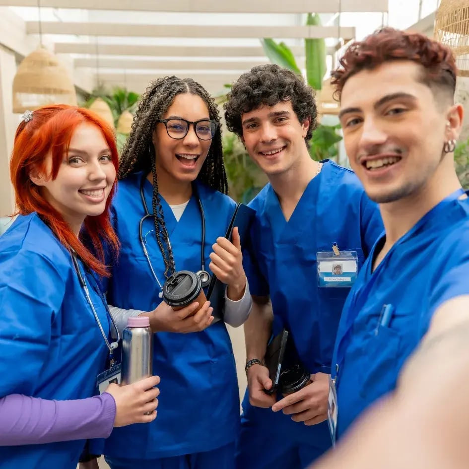 Gruppe junger Pflegekraefte Selfie