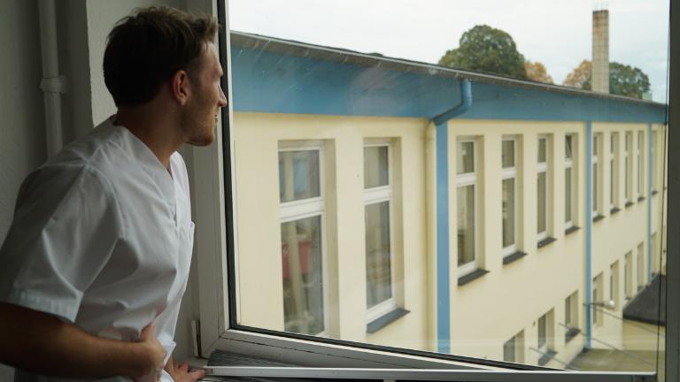 pflegekraft-ueberlegt_kuendigung pflegekraft-ueberlegt_kuendigung